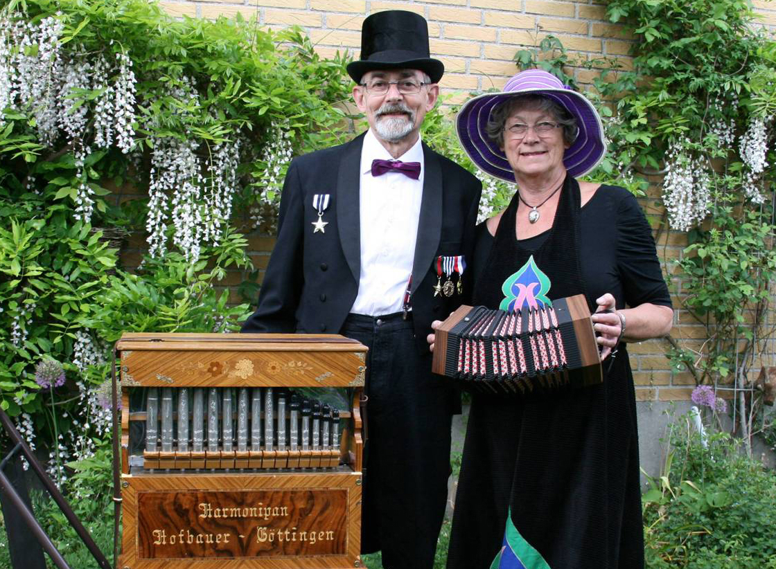 Aage og Hanne Lind spiller lirekasse og koncertina.